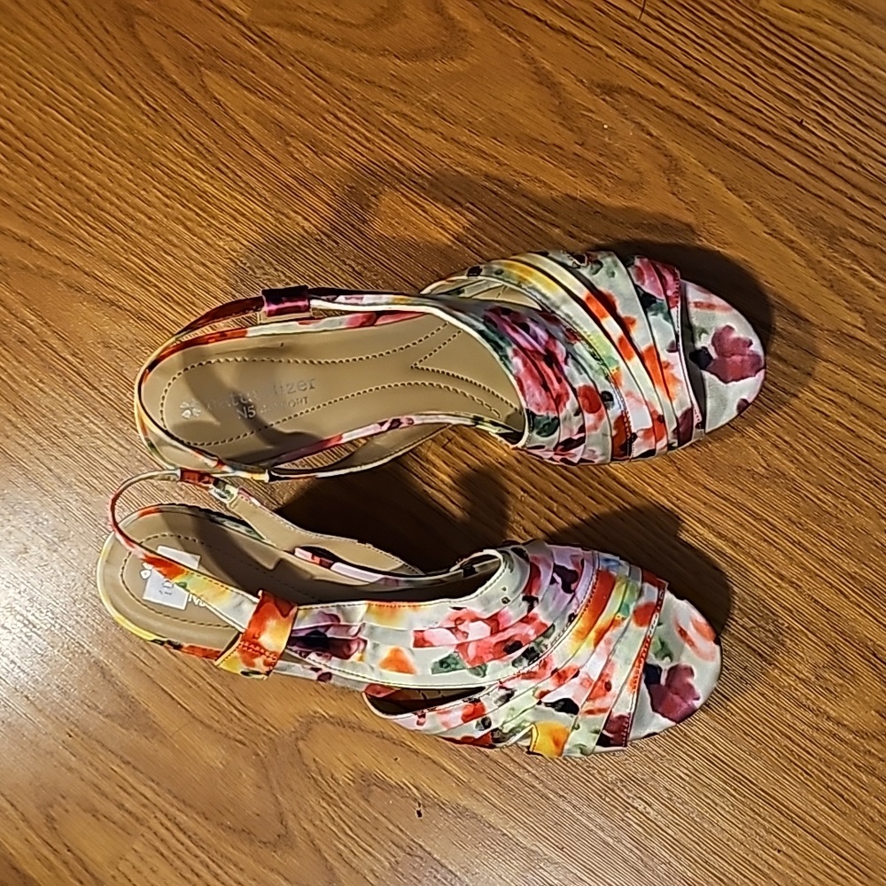 Naturalizer floral wedges
